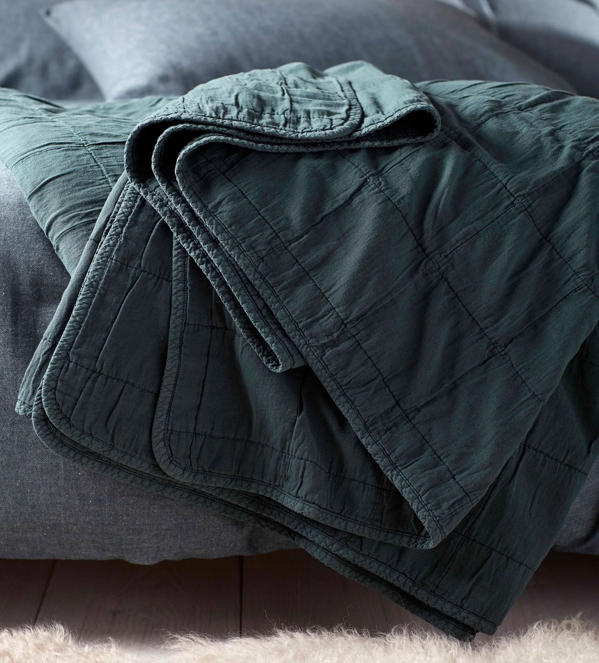 Darkest Spruce Finn 100% Cotton Quilted Throw