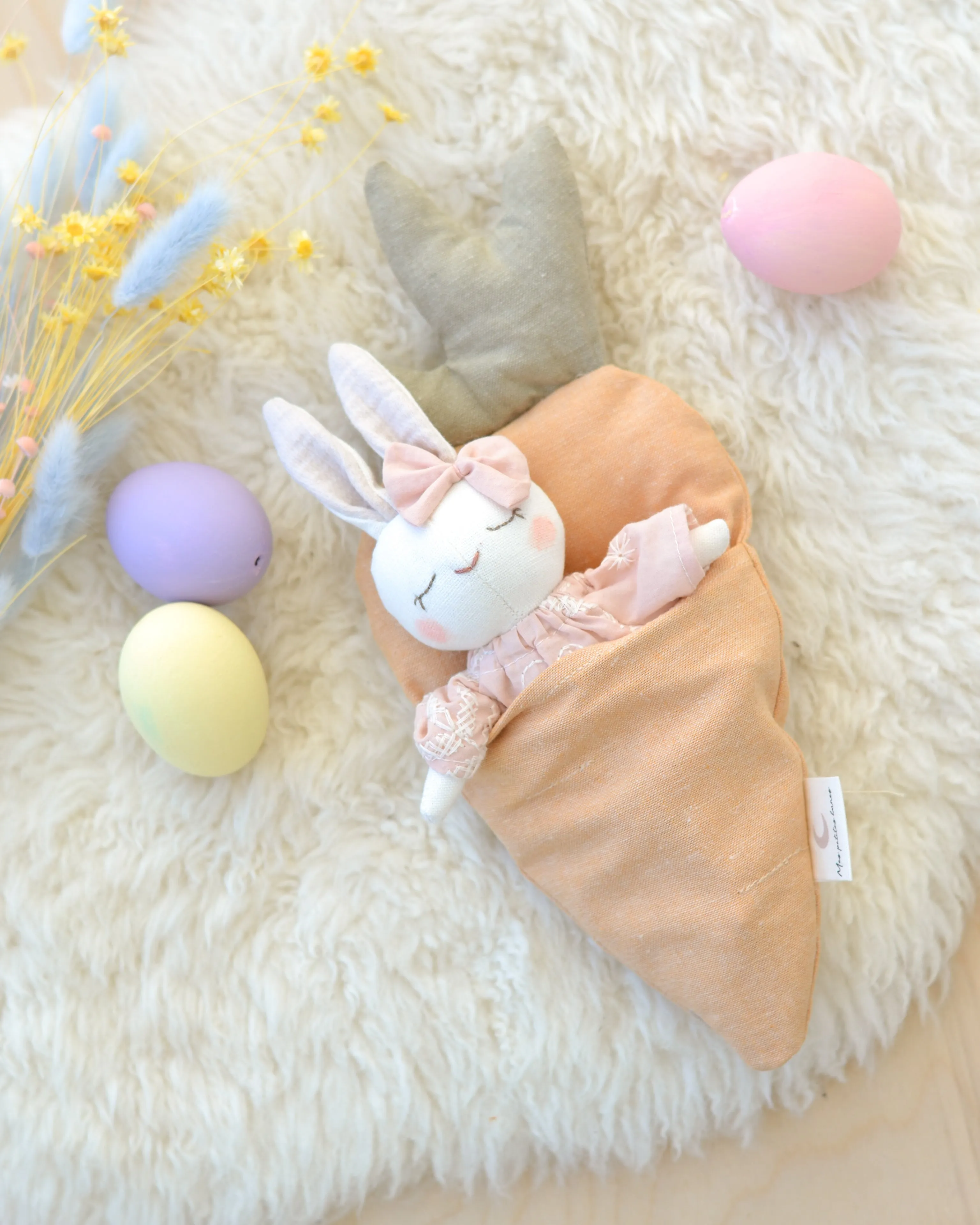Mini bunny and carrot-shaped bed