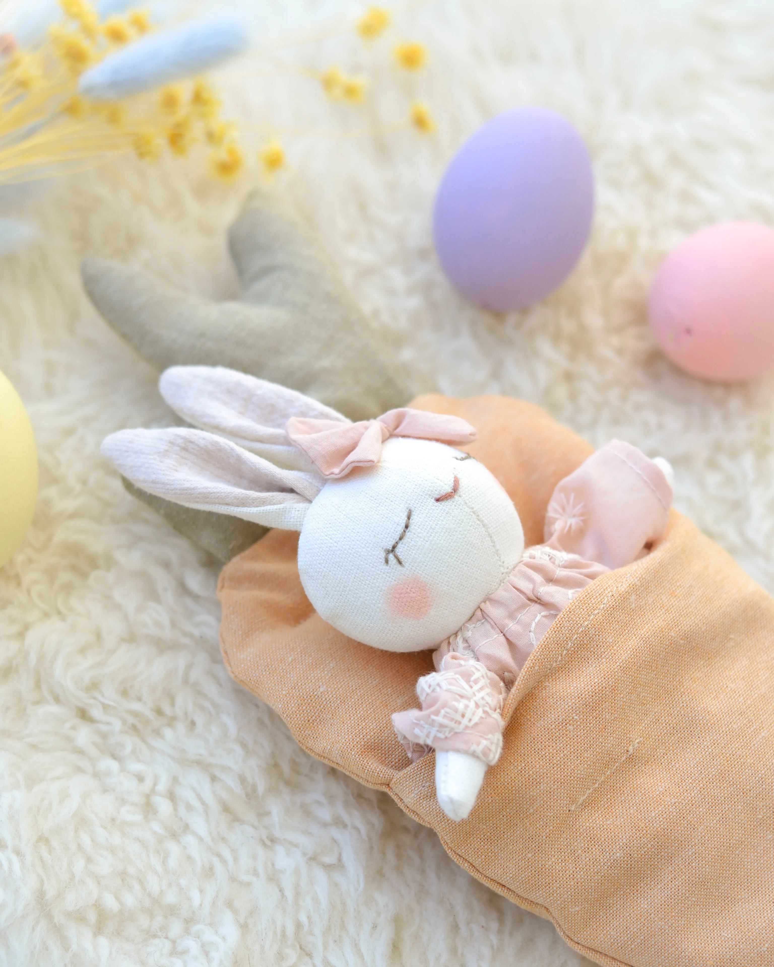 Mini bunny and carrot-shaped bed