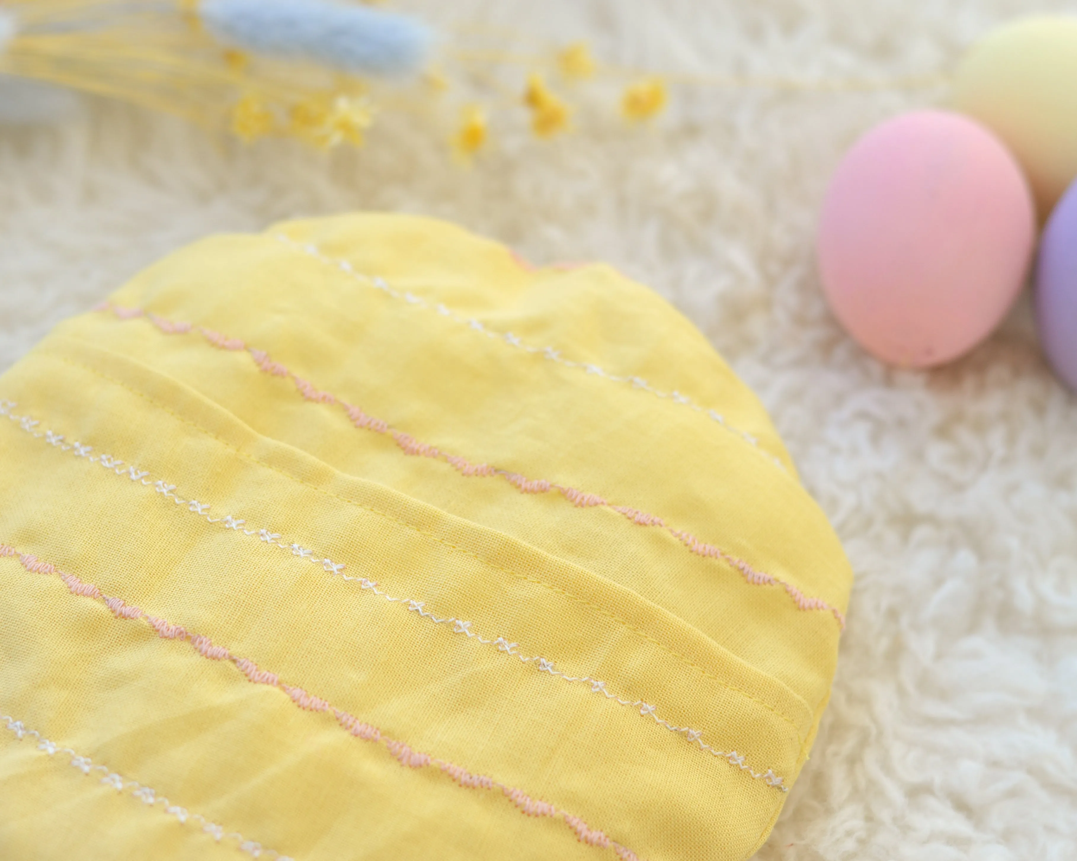 Mini Chick and Easter Egg-shaped Bed yellow