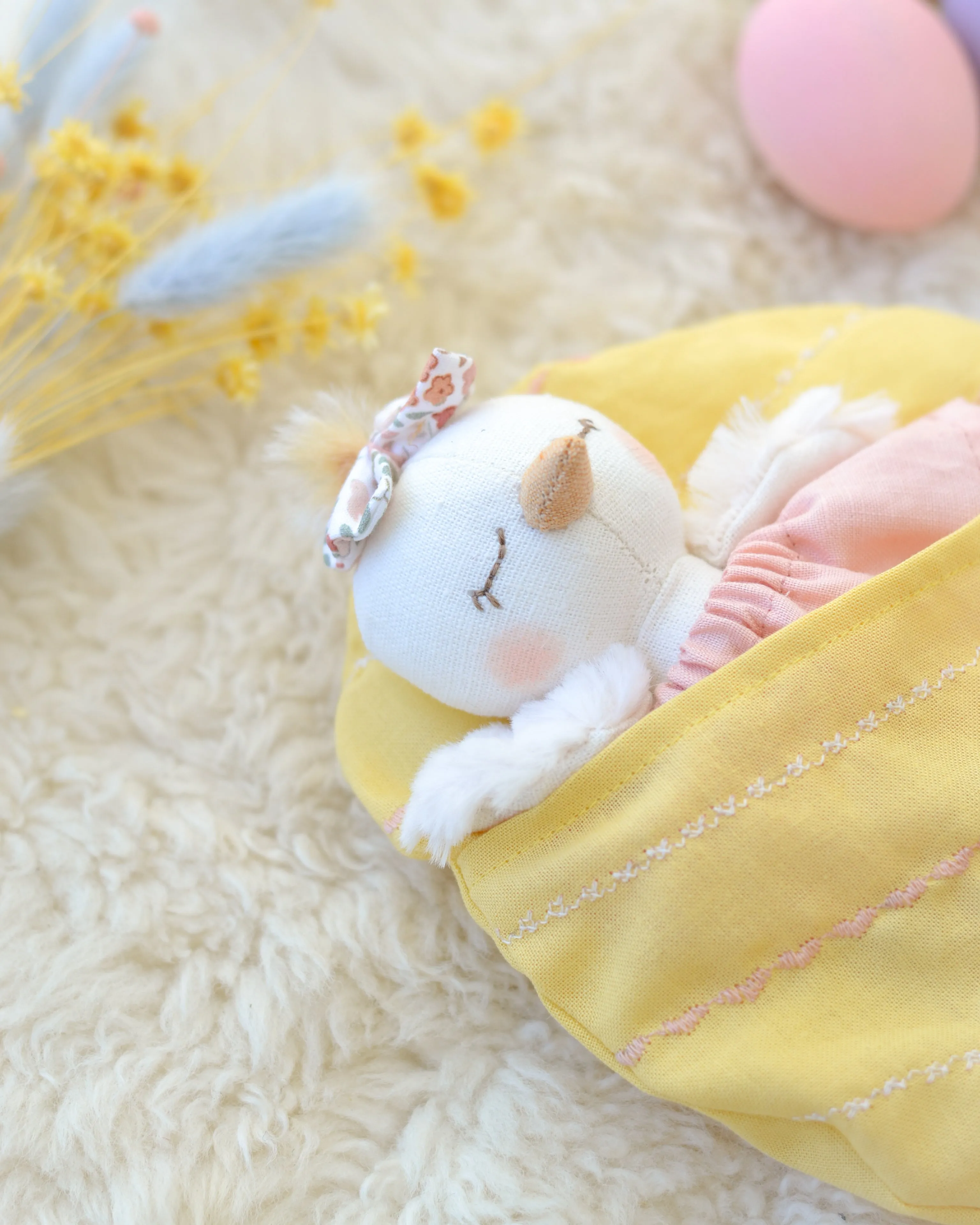 Mini Chick and Easter Egg-shaped Bed yellow