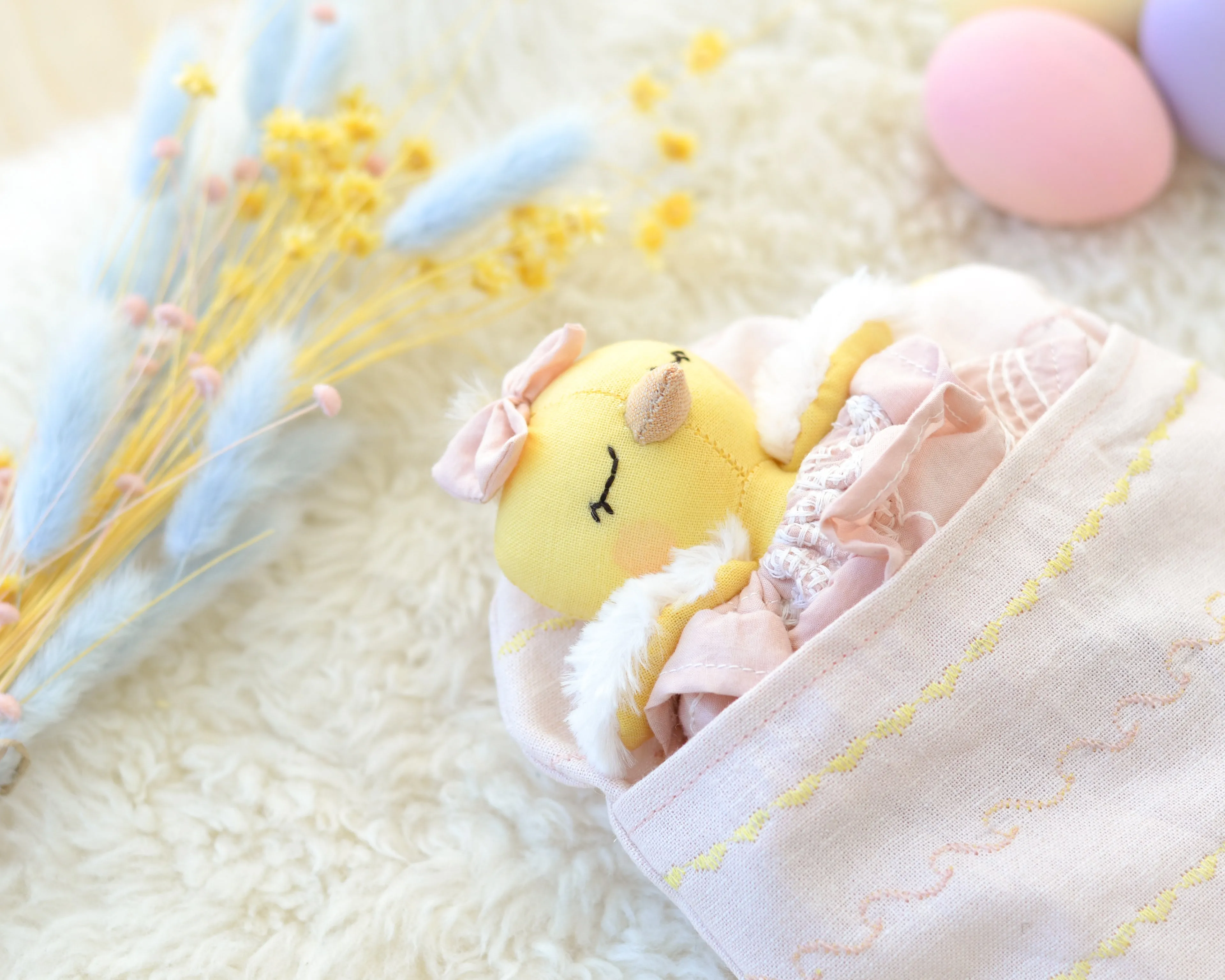Mini Chick and Easter Egg-shaped Bed